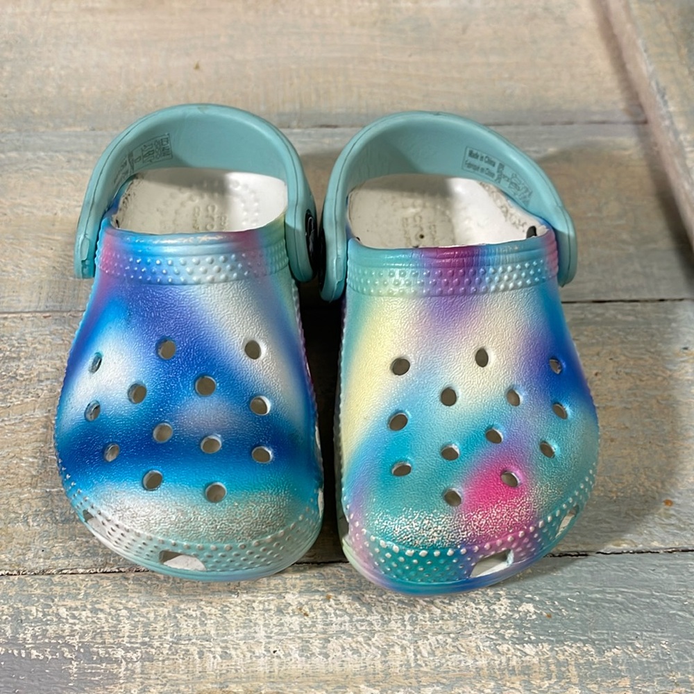 Crocs child sz 5 classics multicolor